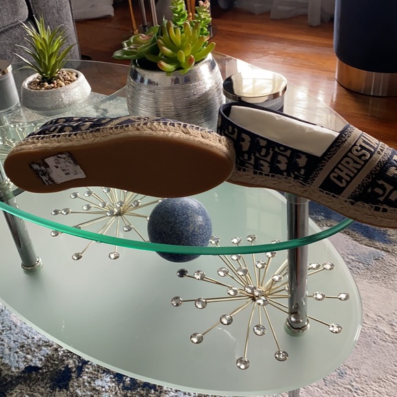 Never worn, ordered wrong size. - Picture 3 of 4